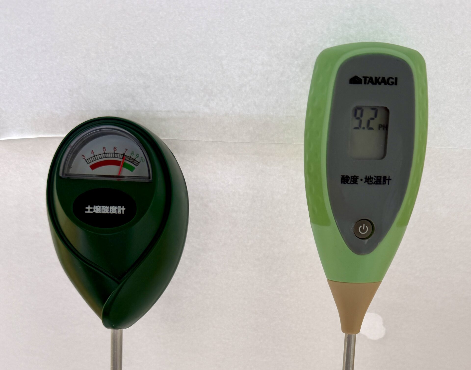 pH9.18標準液を測定中のアナログ機とデジタル機（デジタル9.2）