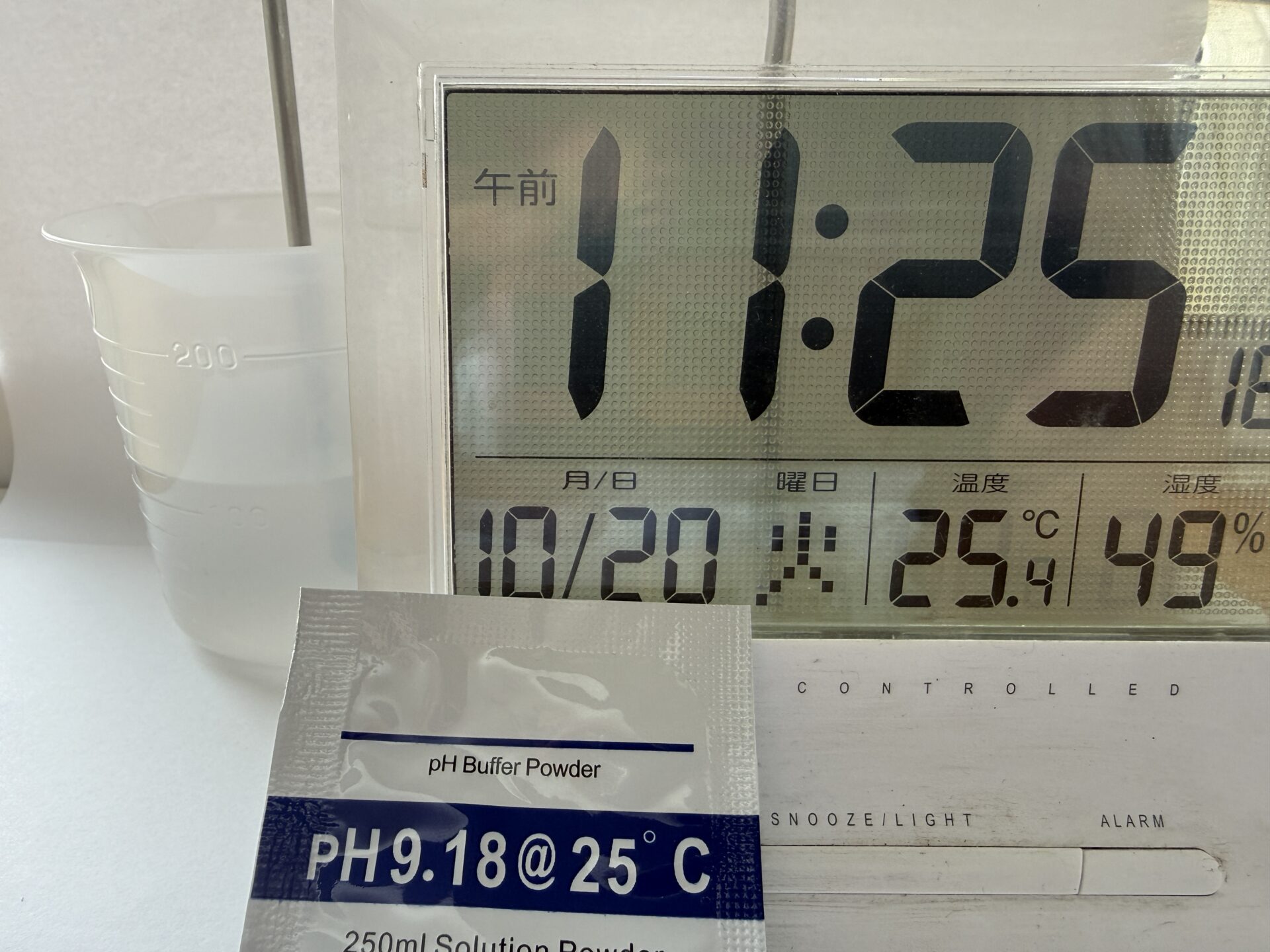 pH9.18標準液の袋と電波時計