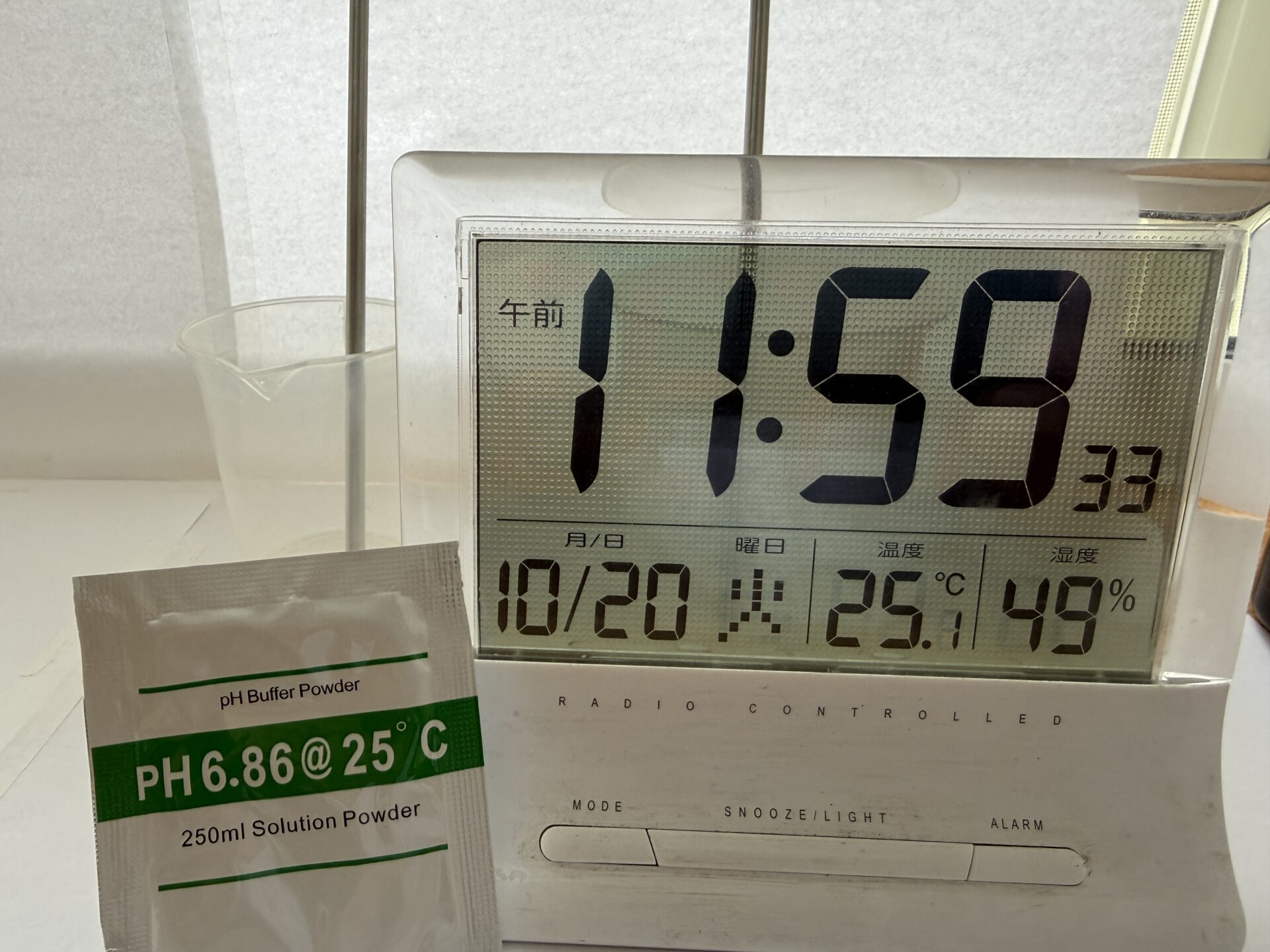 pH6.86標準液の袋と電波時計