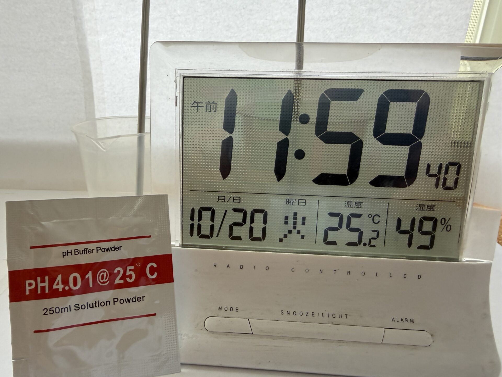 pH4.01標準液の袋と電波時計