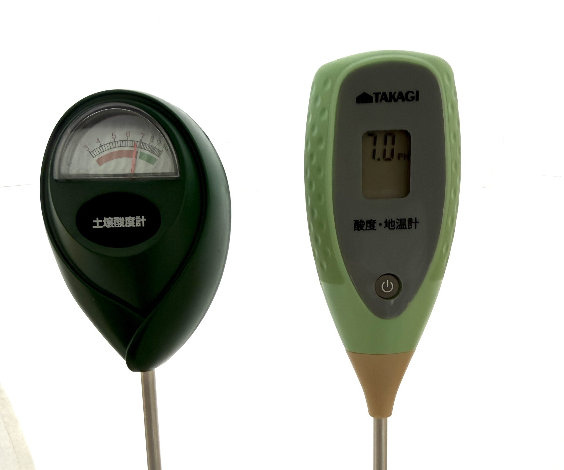 pH6.86標準液を測定中のアナログ機とデジタル機（デジタル7.0）
